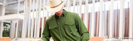 Trabajo duro en el campo. Las mejores prácticas y la importancia de una camisa outdoor de alto rendimiento